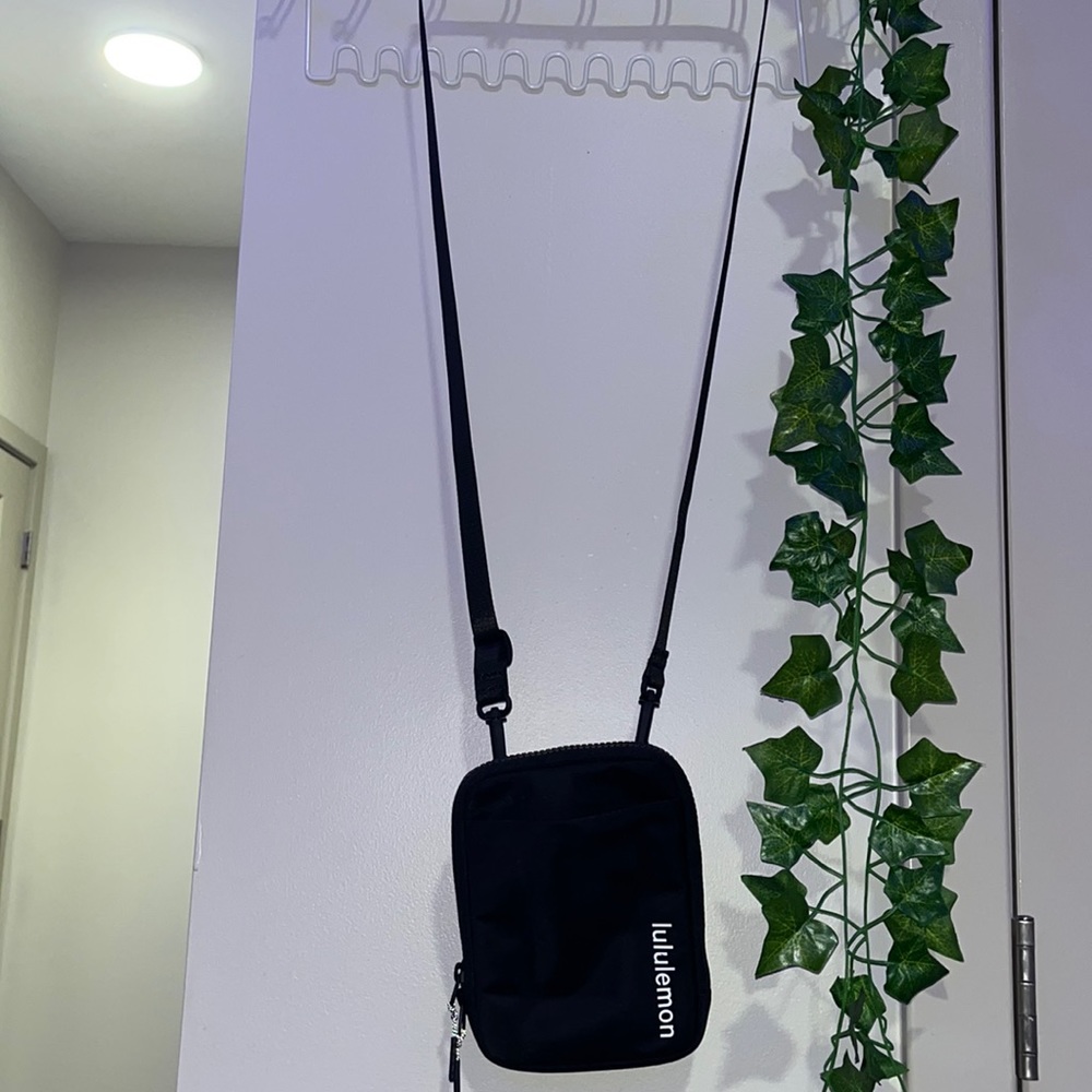 Barely used Lululemon bag LOWEST OFFER I ACCEPT: $20